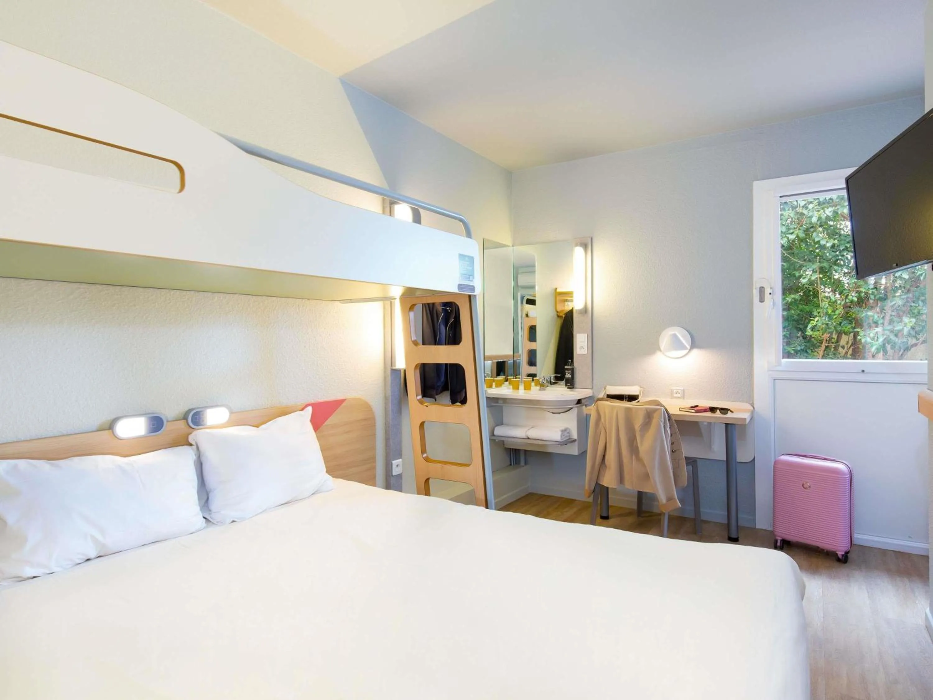 Bedroom, Bed in ibis budget Cavaillon