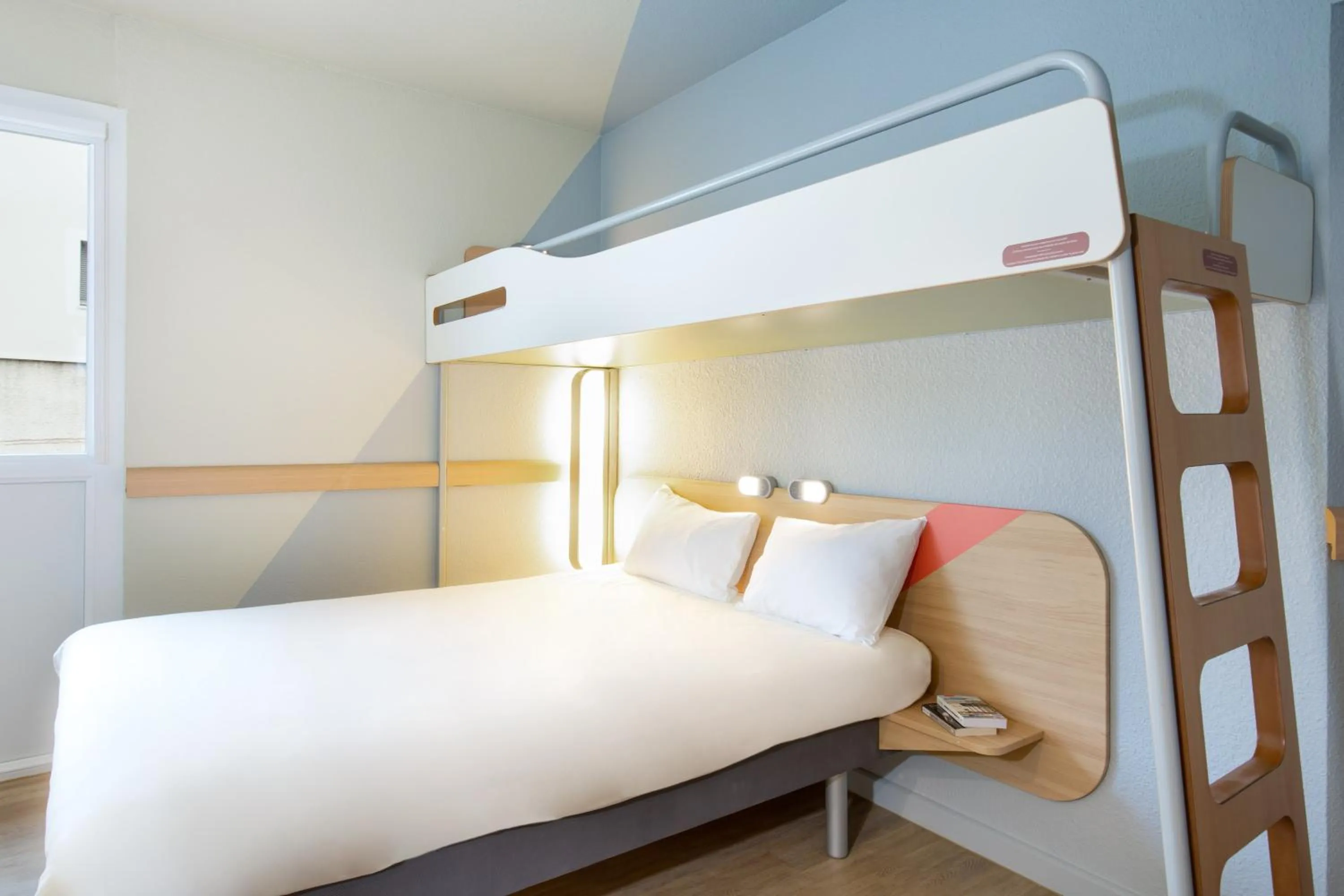 Bedroom, Bed in ibis budget Cavaillon