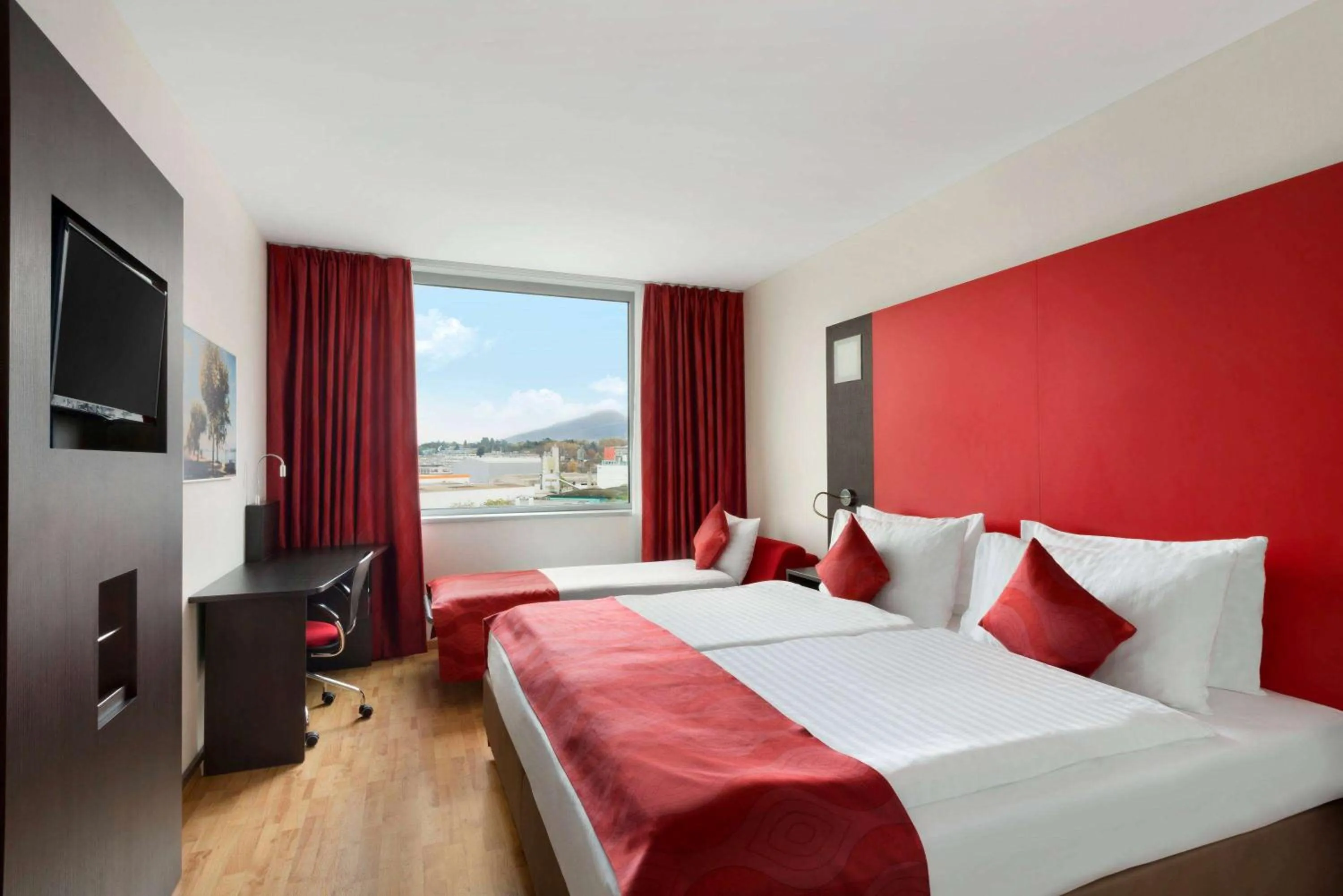 Photo of the whole room, Bed in Ramada Encore by Wyndham Geneva