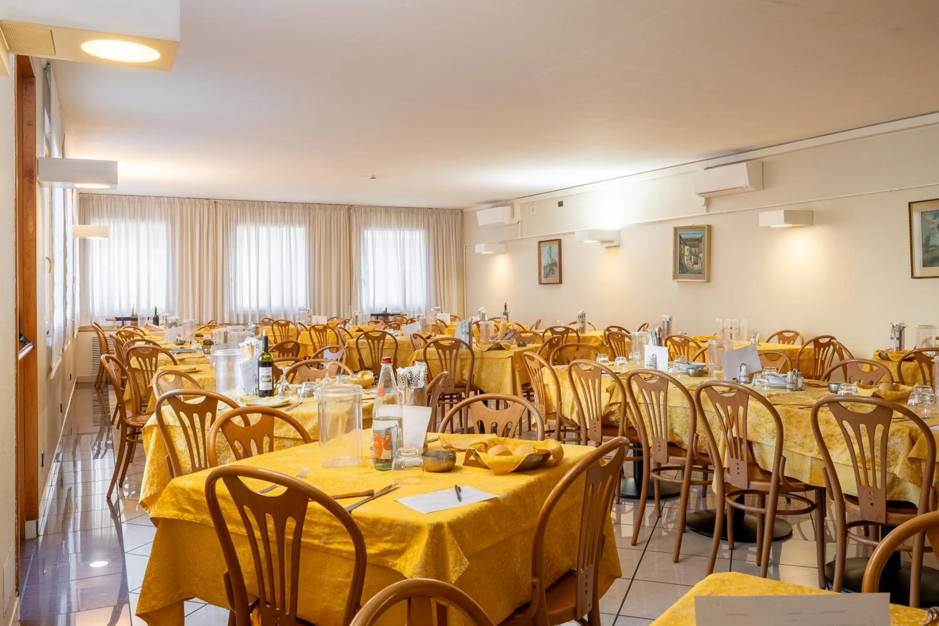Restaurant/places to eat in Hotel Careni Villa Italia