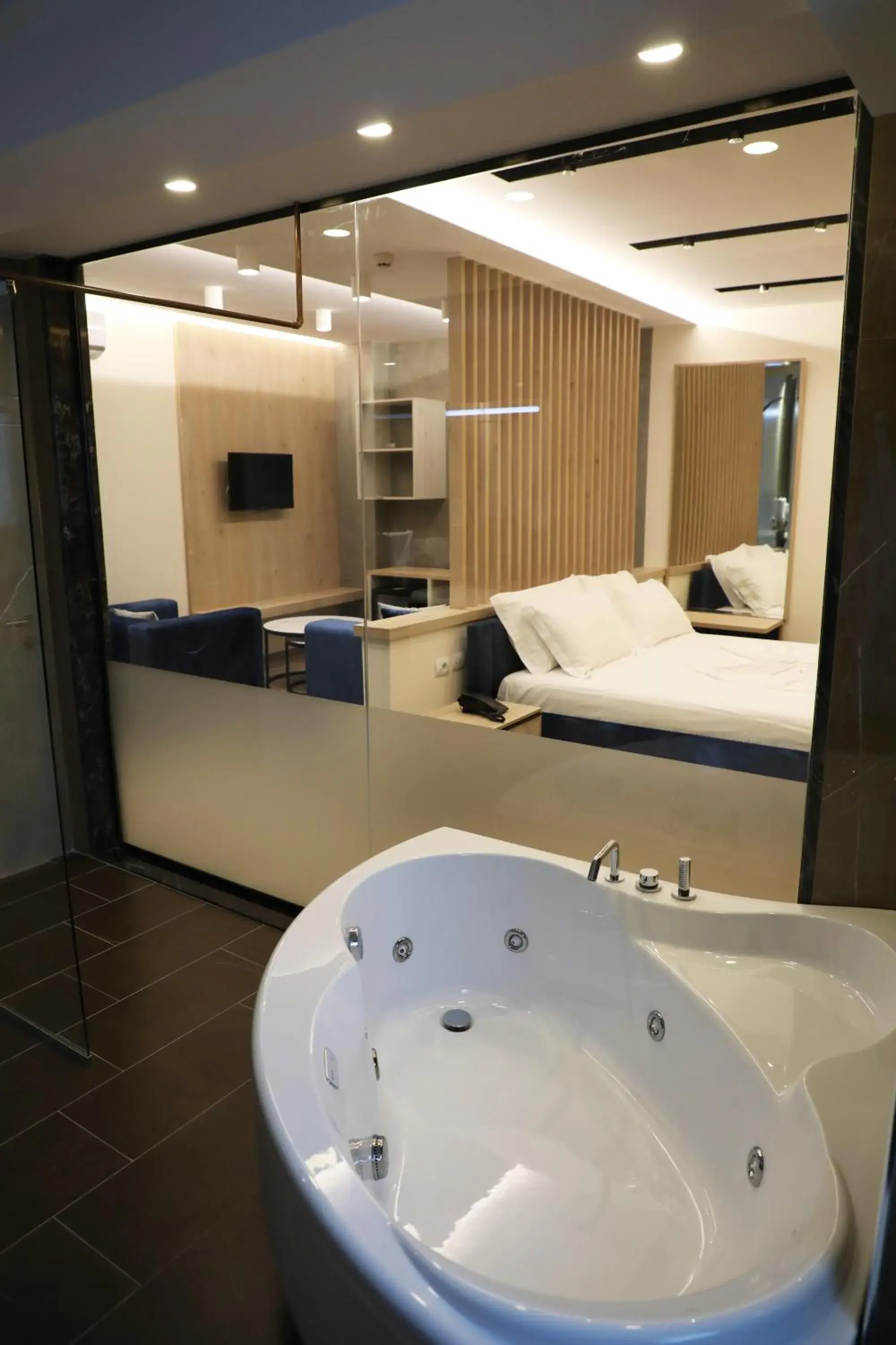 Deluxe Suite with Spa Bath in Hotel Triumf Shengjin Deluxe Suite with Spa Bath in Hotel Triumf Shengjin