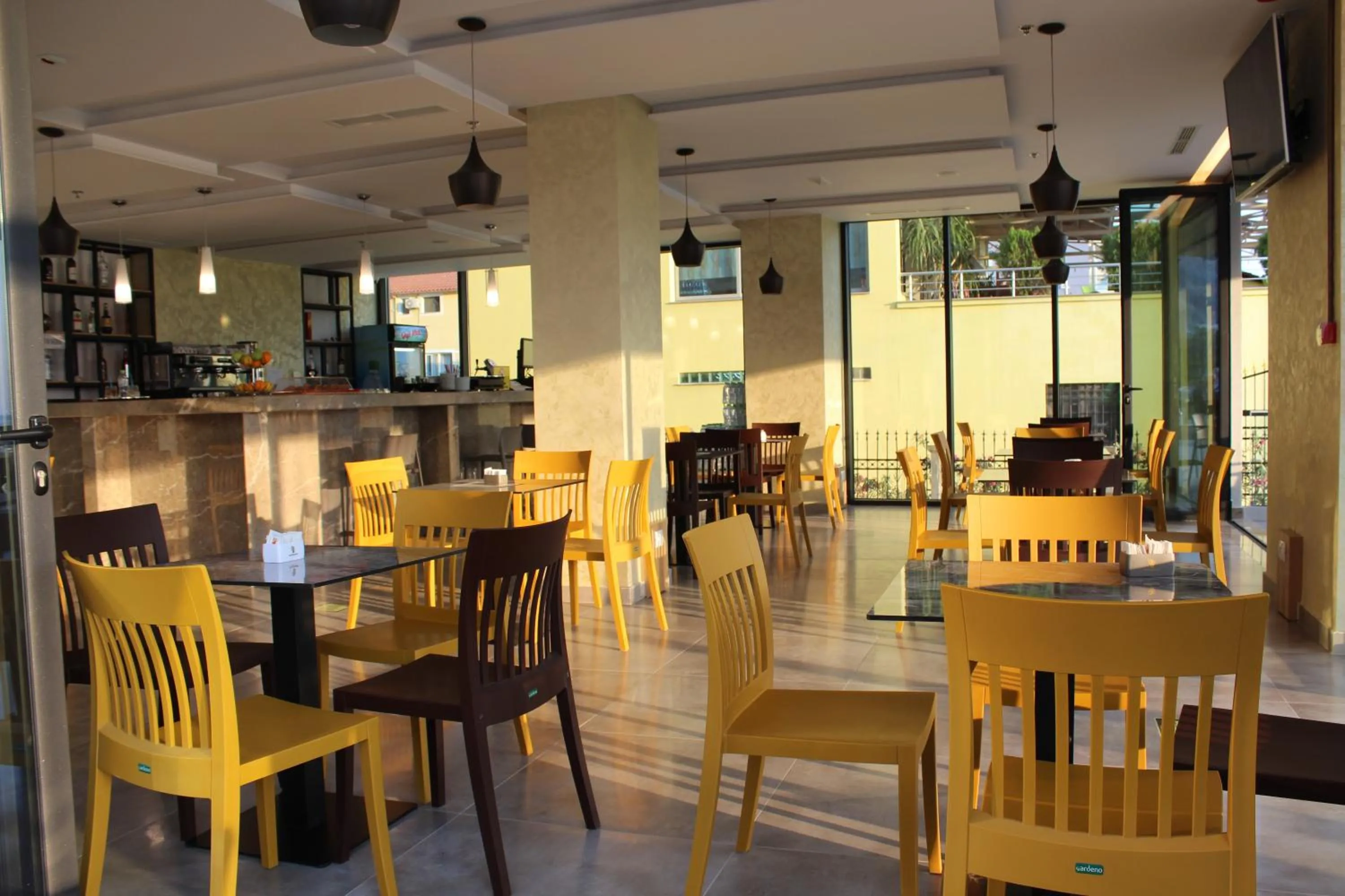 Restaurant/places to eat in Hotel Triumf Shengjin
