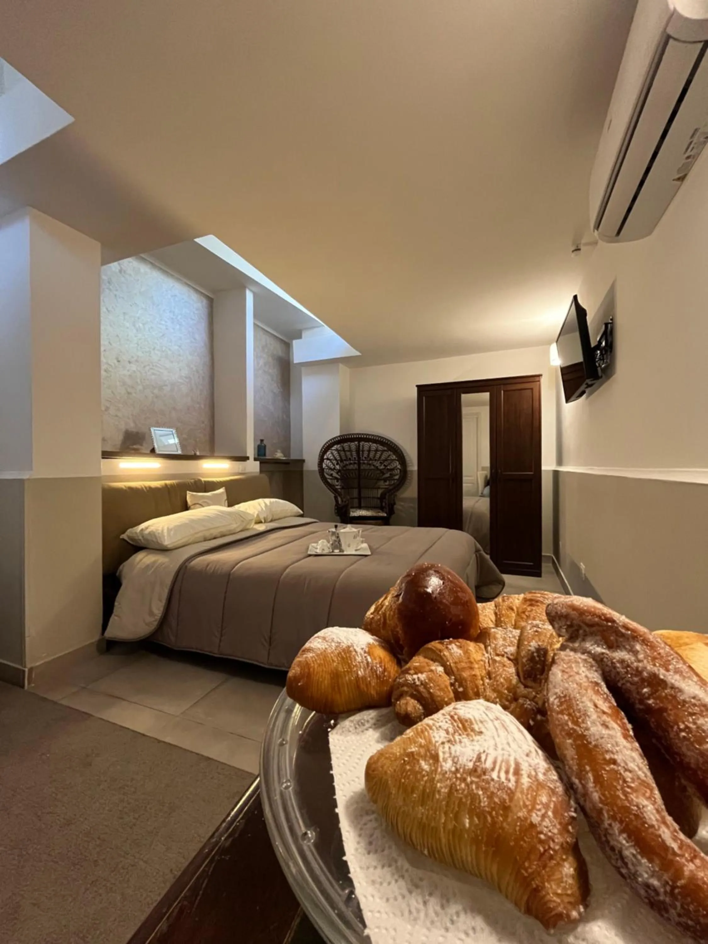 Food and drinks, Bed in Pompei BnB Maison de Charme