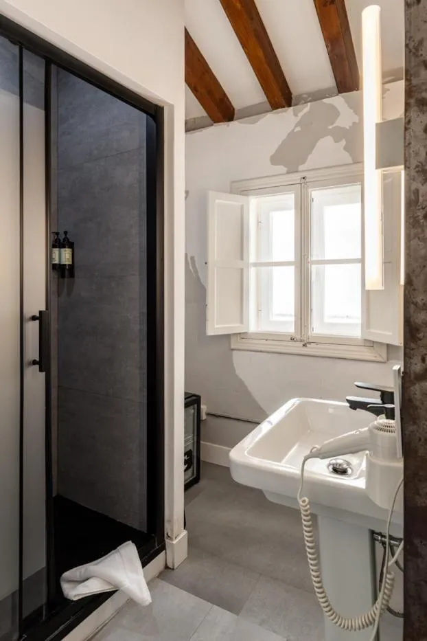 Bathroom in Antiguo Brondo Selfcheck-in Smart Rooms