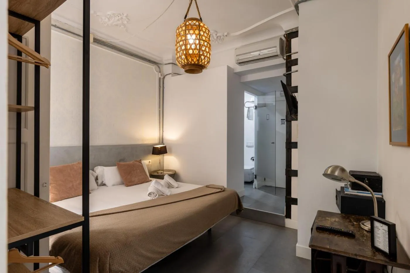 Photo of the whole room, Bed in Antiguo Brondo Selfcheck-in Smart Rooms