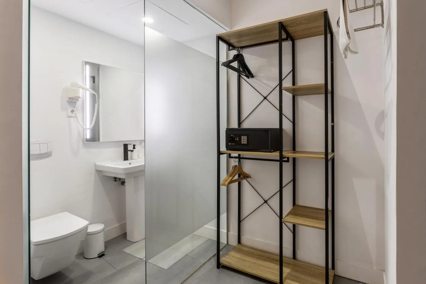 Bathroom in Antiguo Brondo Selfcheck-in Smart Rooms