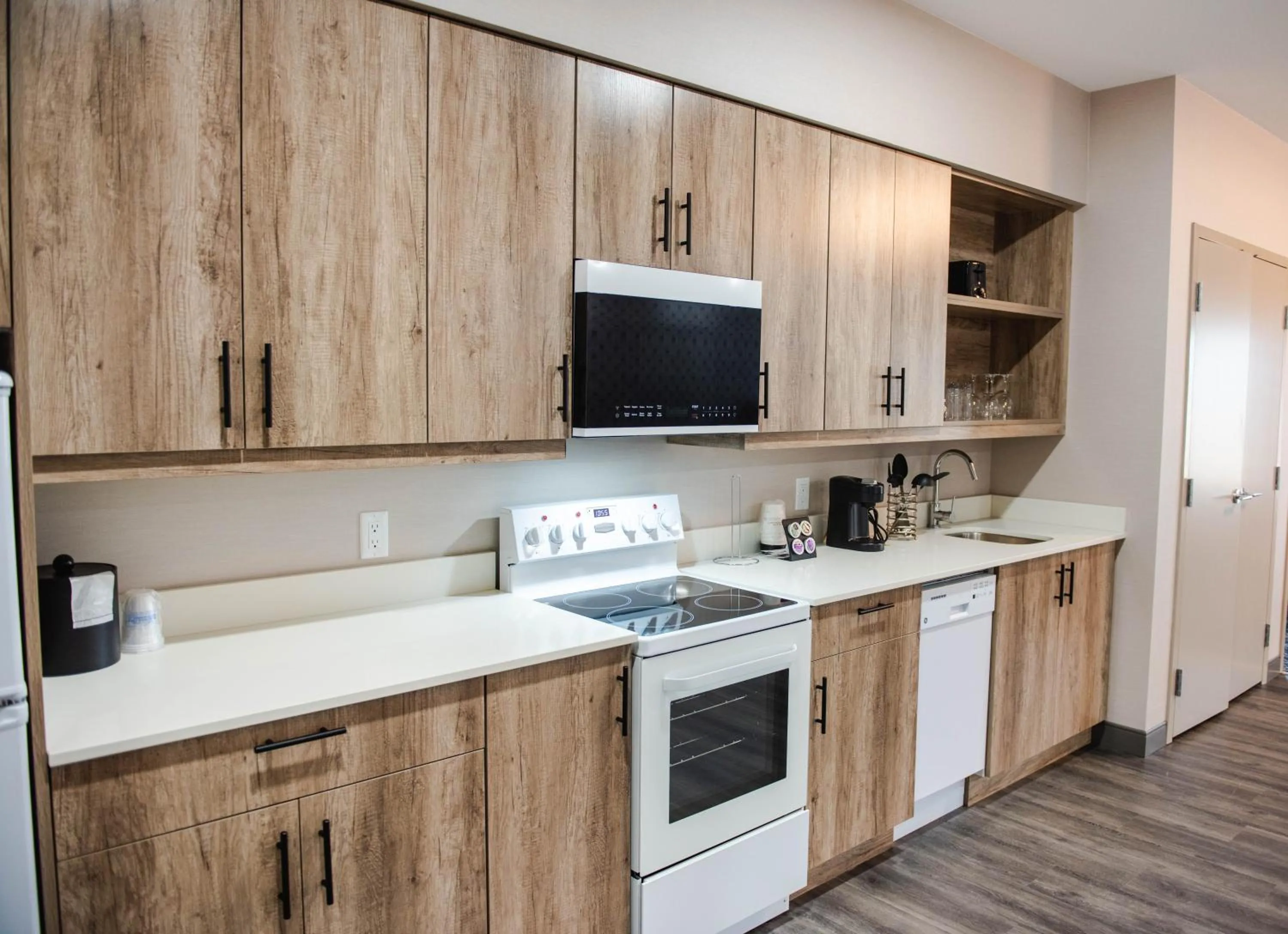 Kitchen or kitchenette in Best Western Premier Executive Residency Medicine Hat