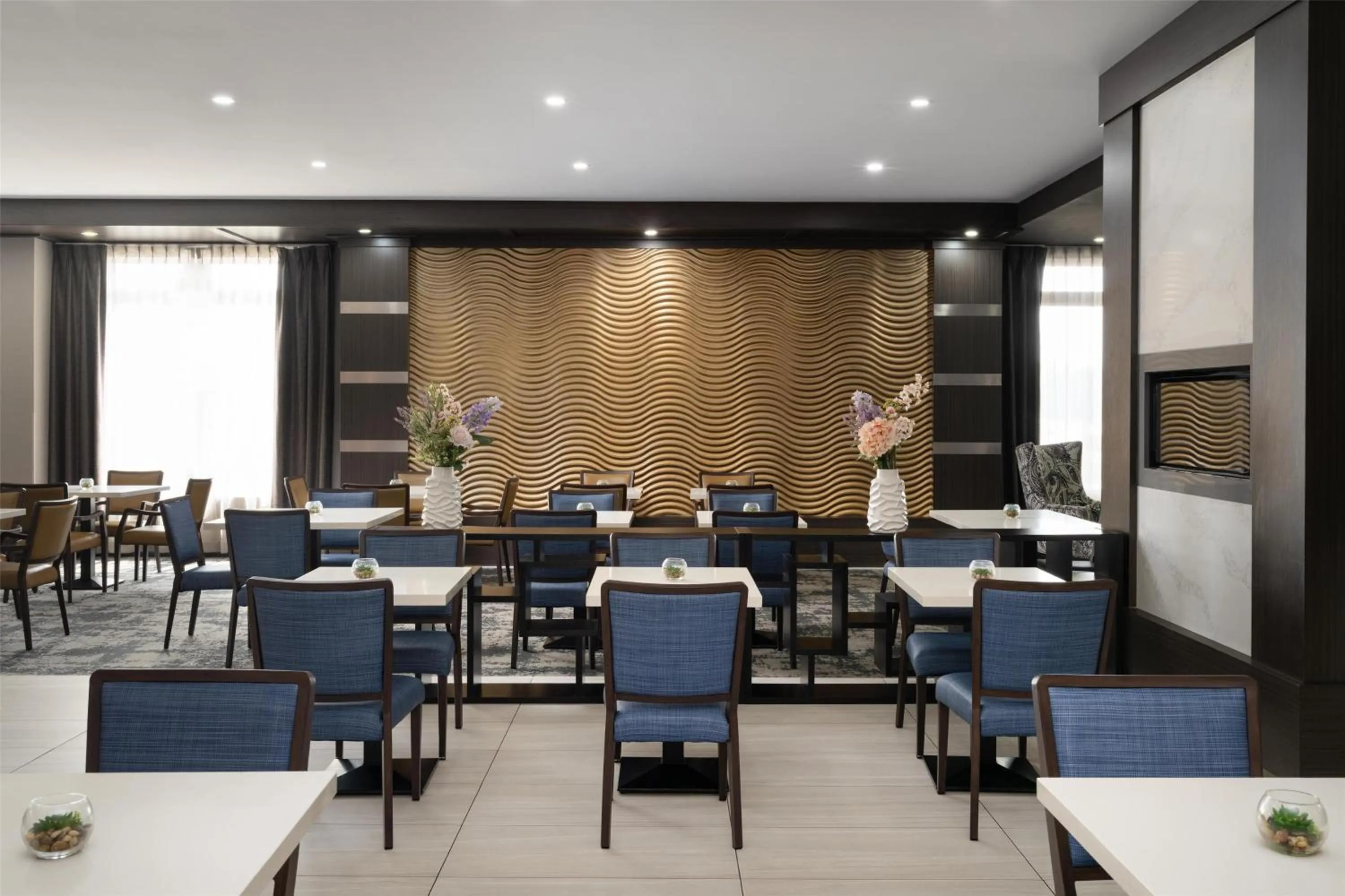 Lobby or reception in Best Western Premier Executive Residency Medicine Hat