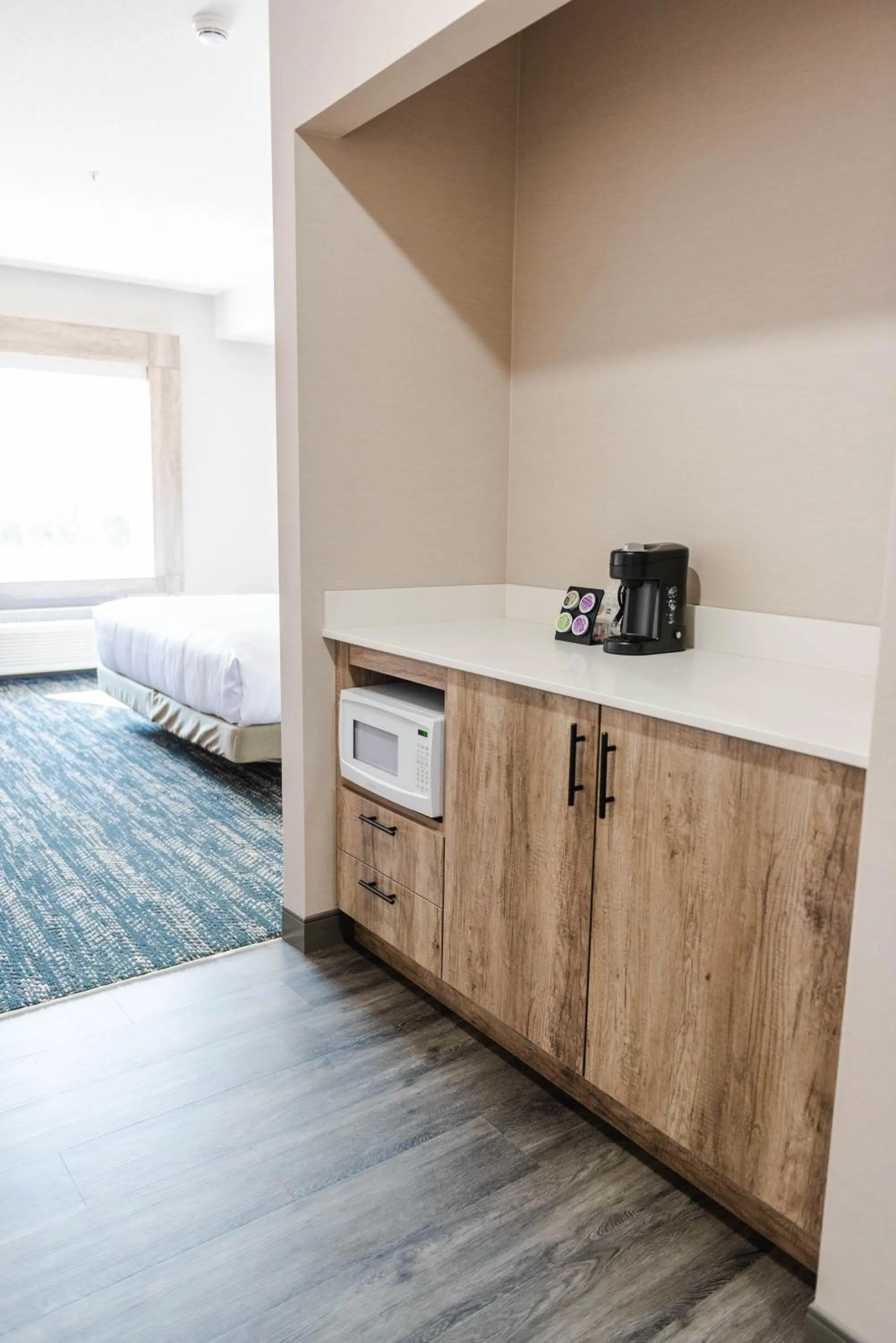 Coffee/tea facilities, Bed in Best Western Premier Executive Residency Medicine Hat