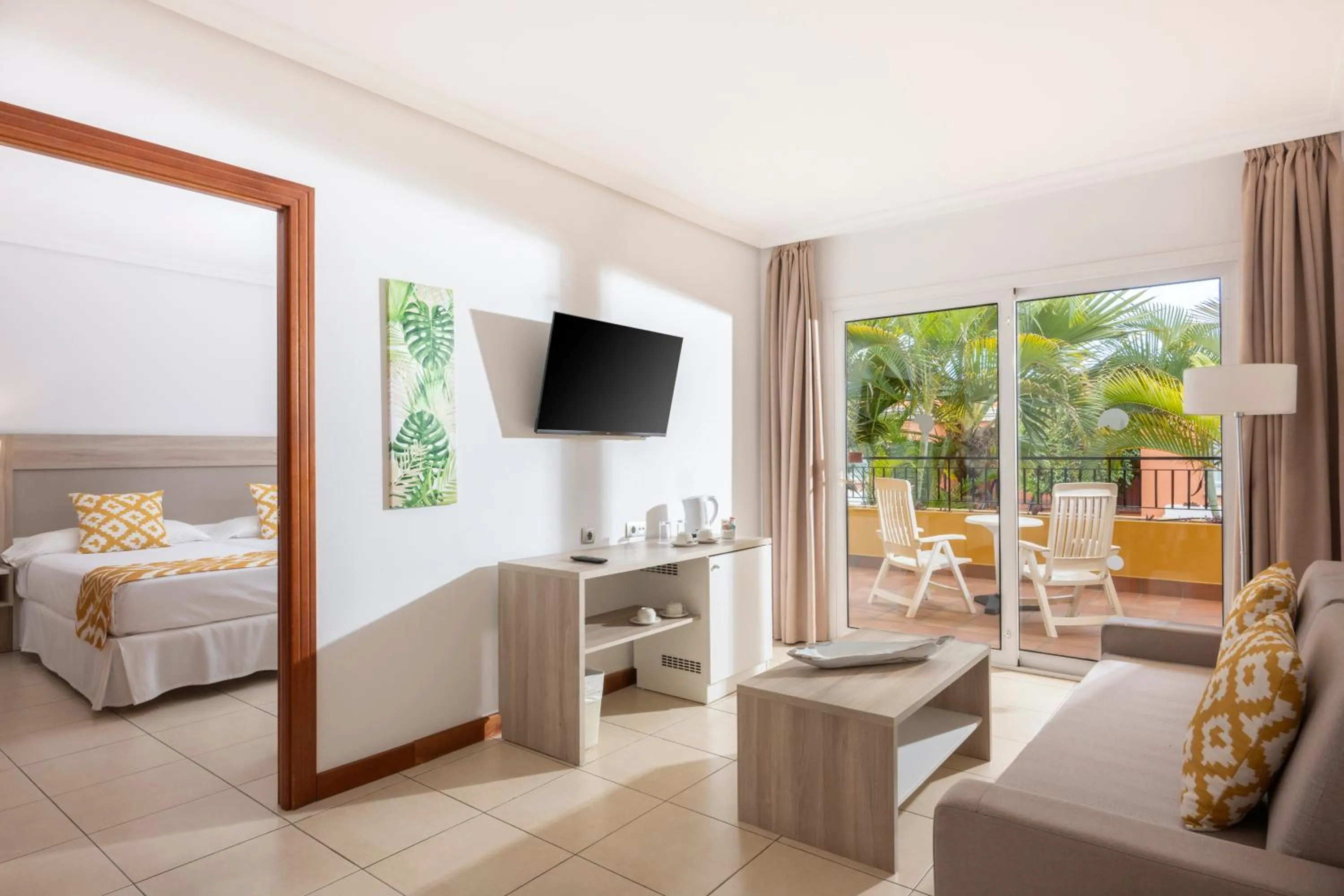 Living room, Bed in Landmar Costa los Gigantes Family Resort