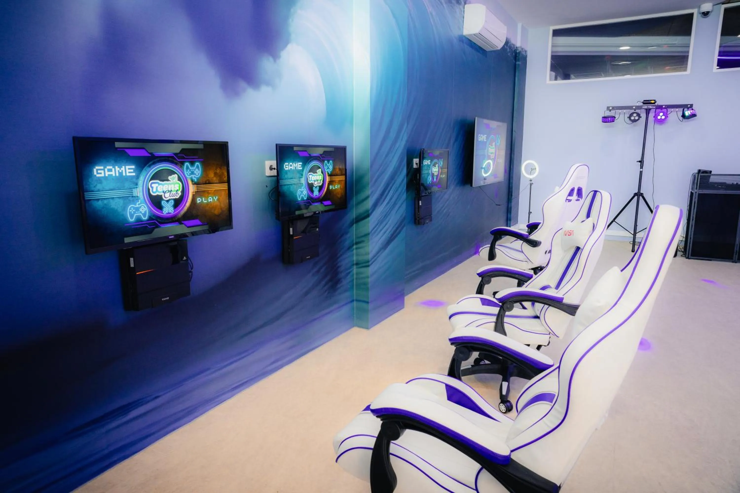 Communal lounge/ TV room in Landmar Costa los Gigantes Family Resort