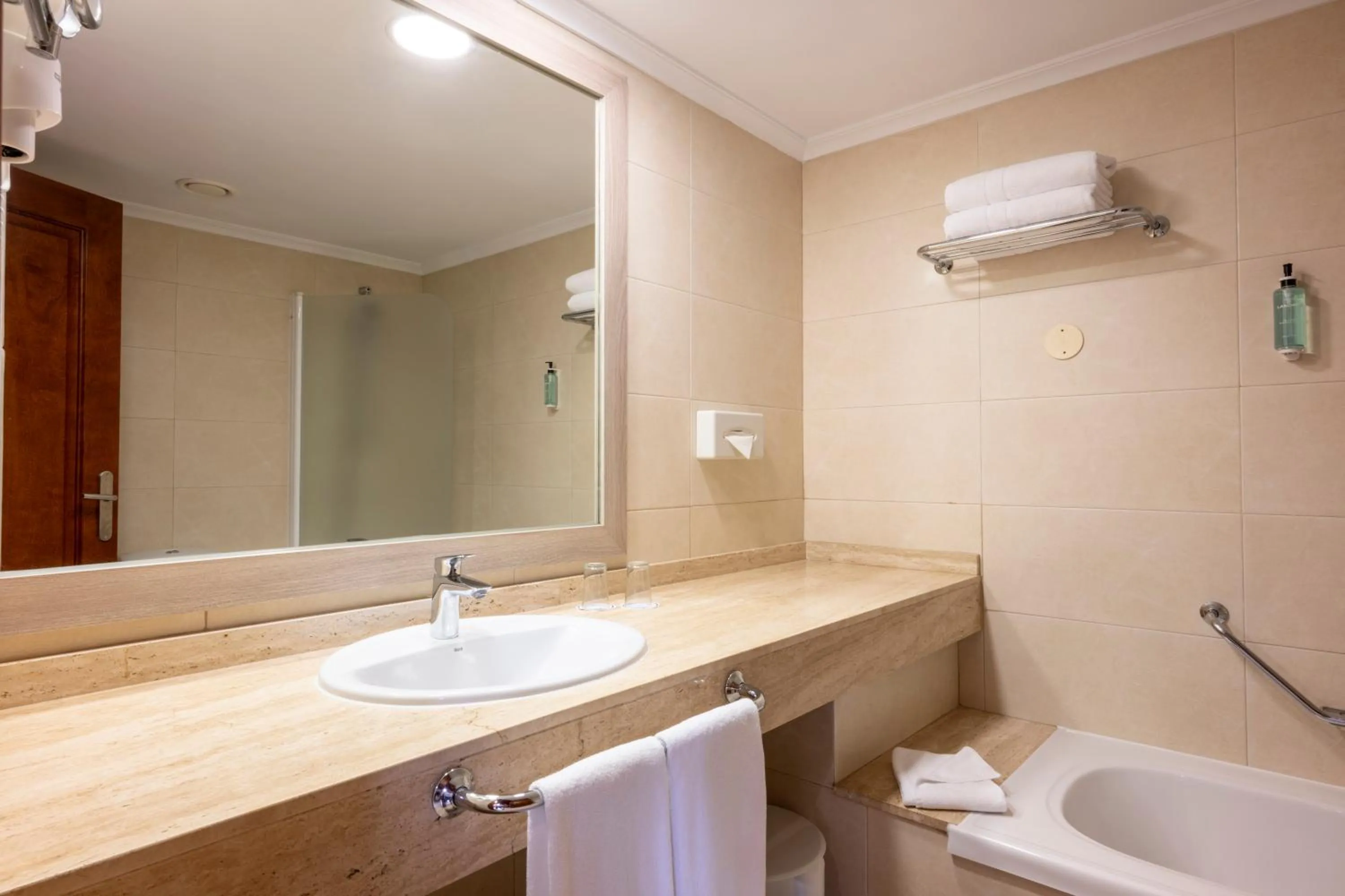 Bathroom in Landmar Costa los Gigantes Family Resort