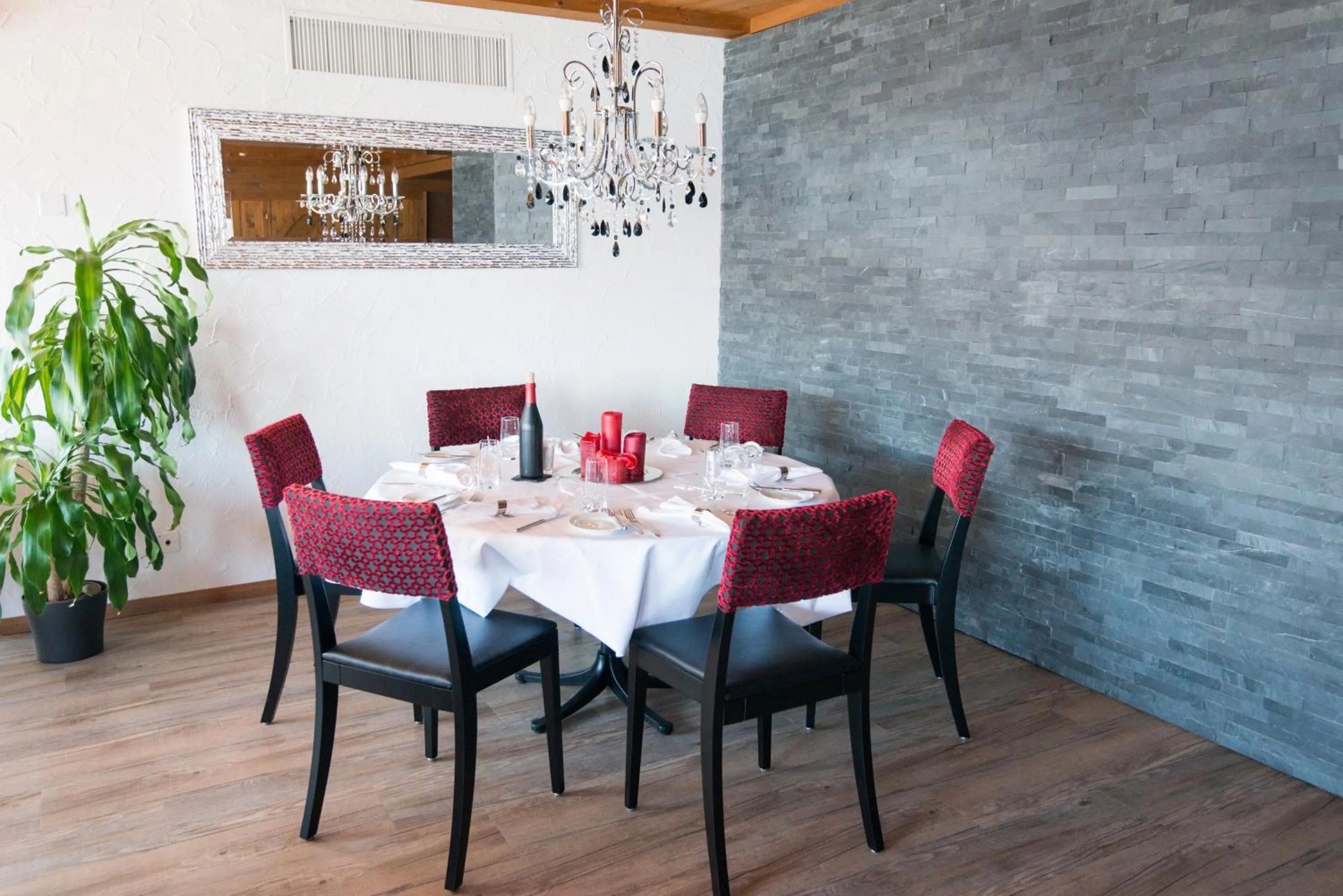 Restaurant/places to eat in Hotel Roggerli