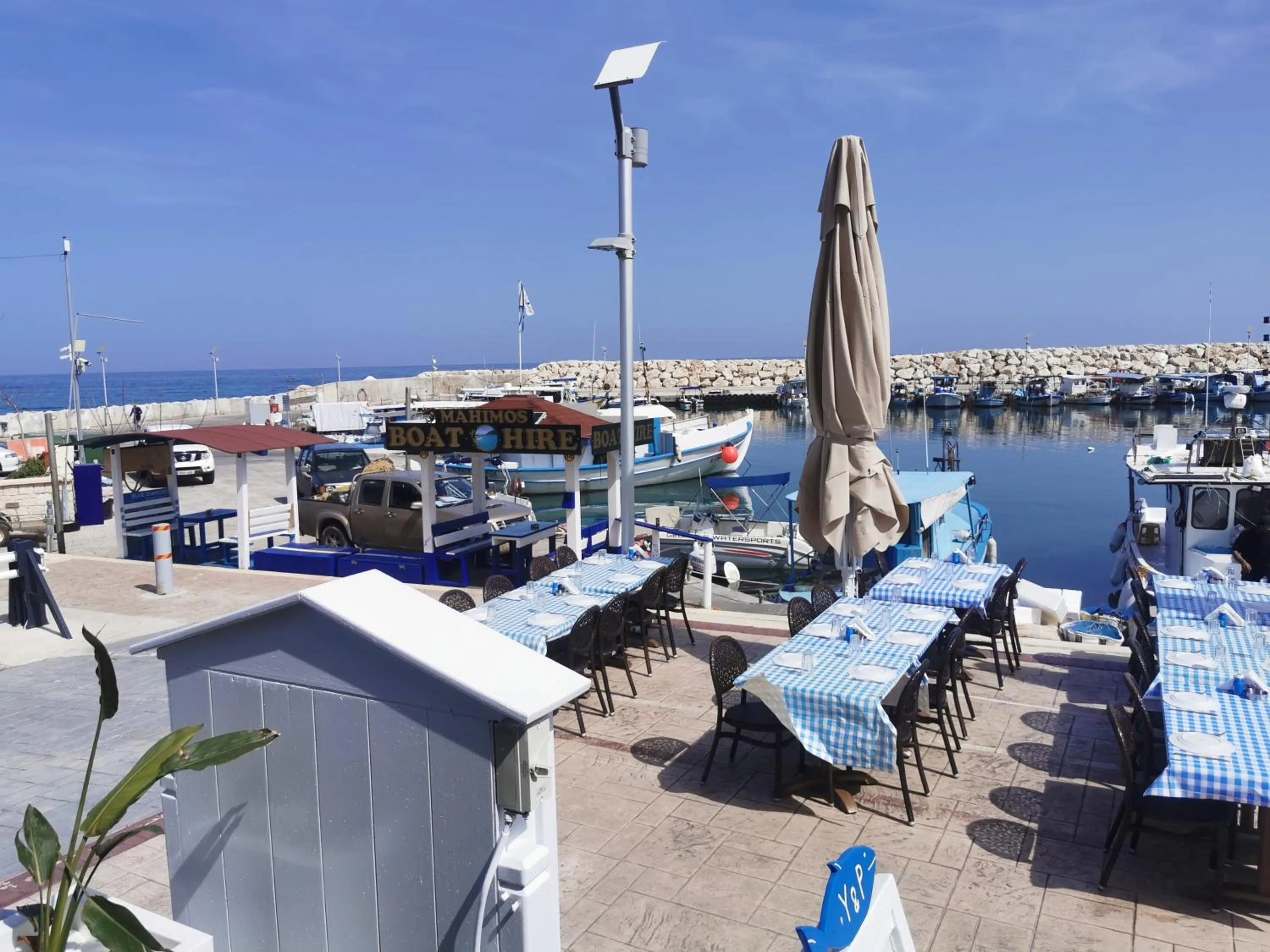 Restaurant/places to eat in Y & P LATCHI HOTEL