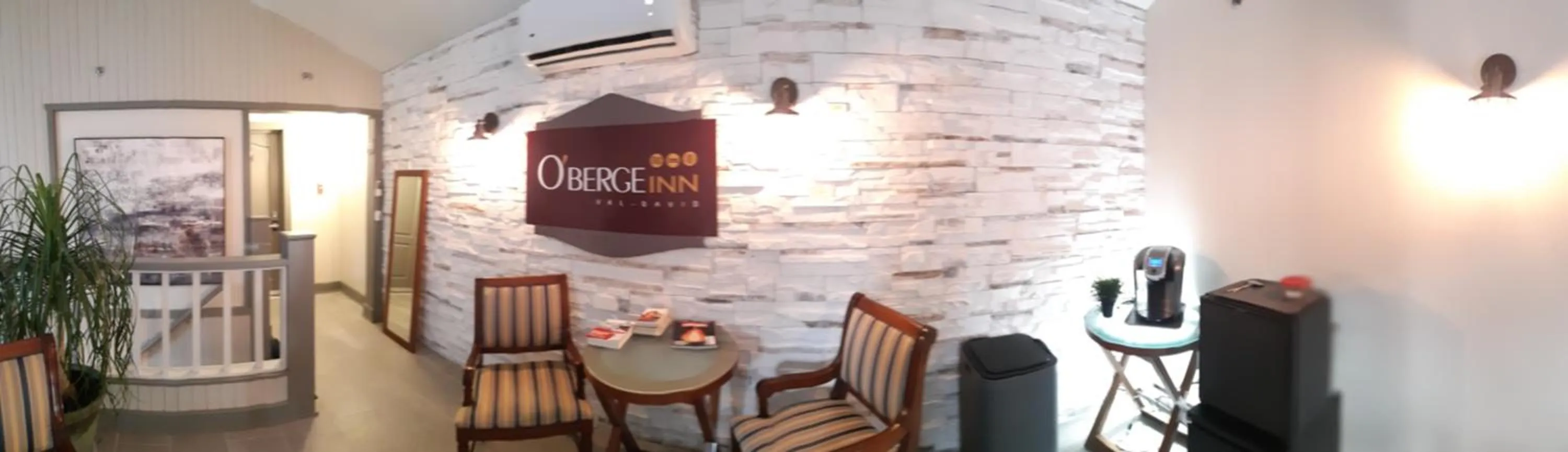 Communal lounge/ TV room in Oberge Inn Val-David