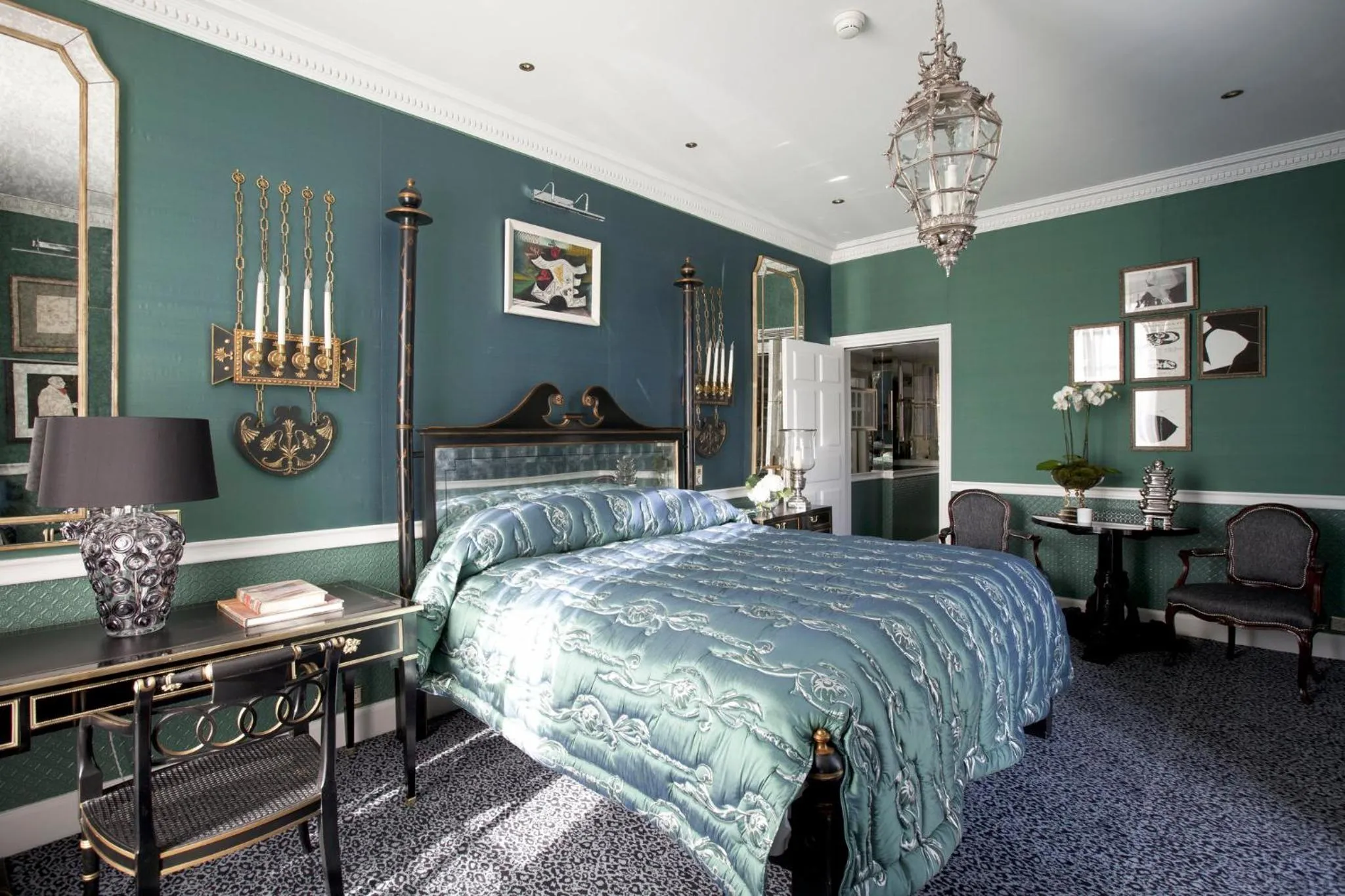 Photo of the whole room, Bed in Hotel d'Angleterre