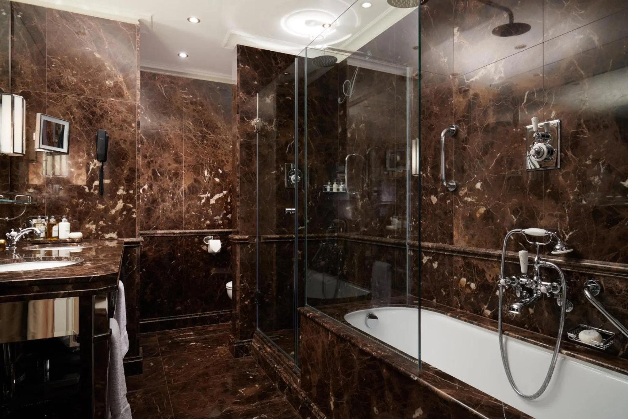 Bedroom in Hotel d'Angleterre