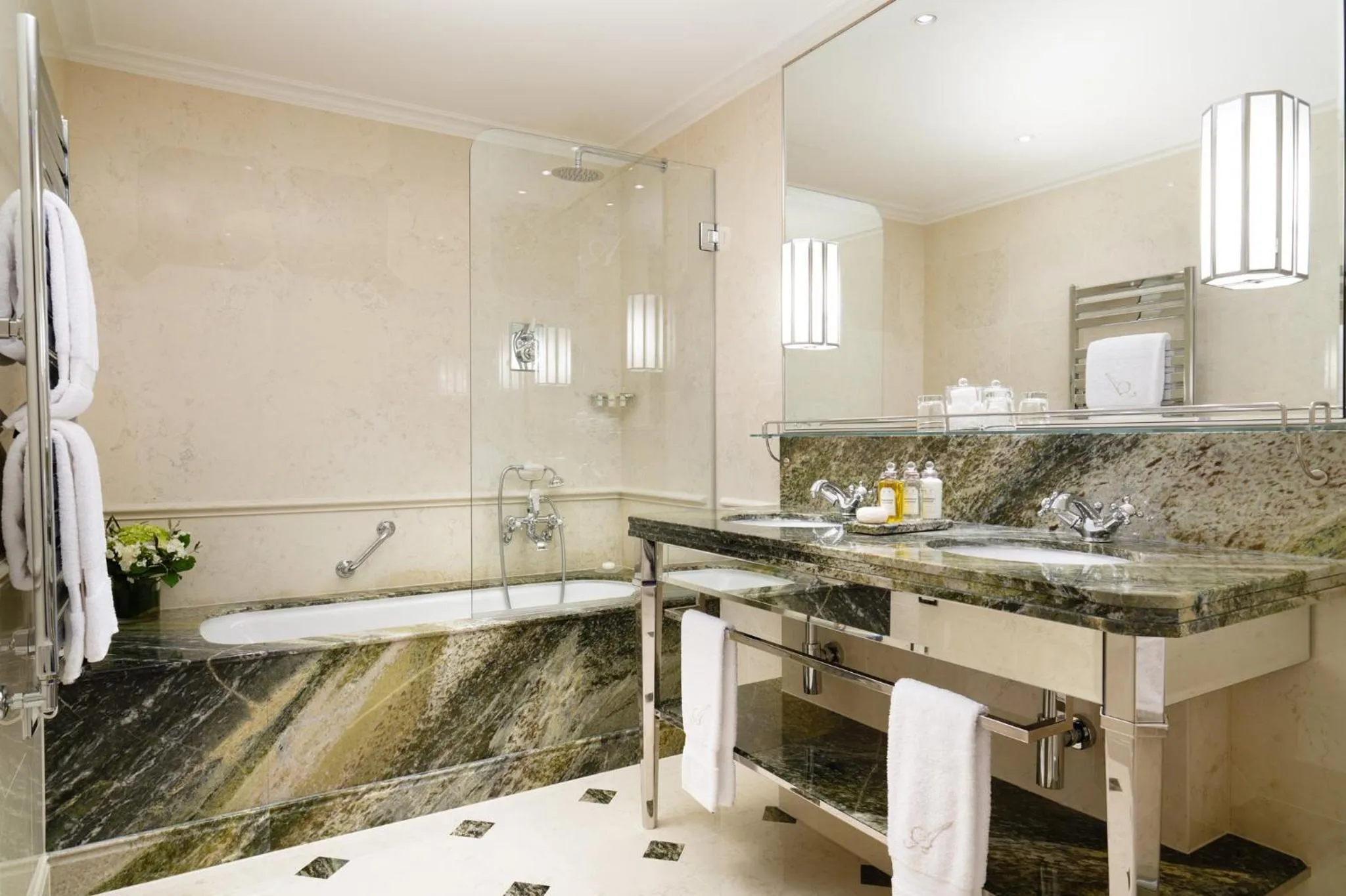 Bathroom in Hotel d'Angleterre