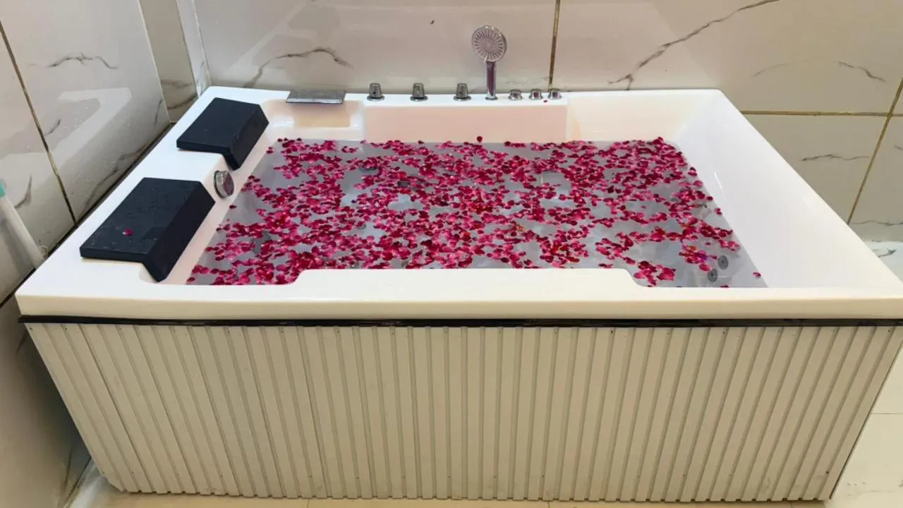 Bath in Bundeli Farm Resort & Banquet Orchha