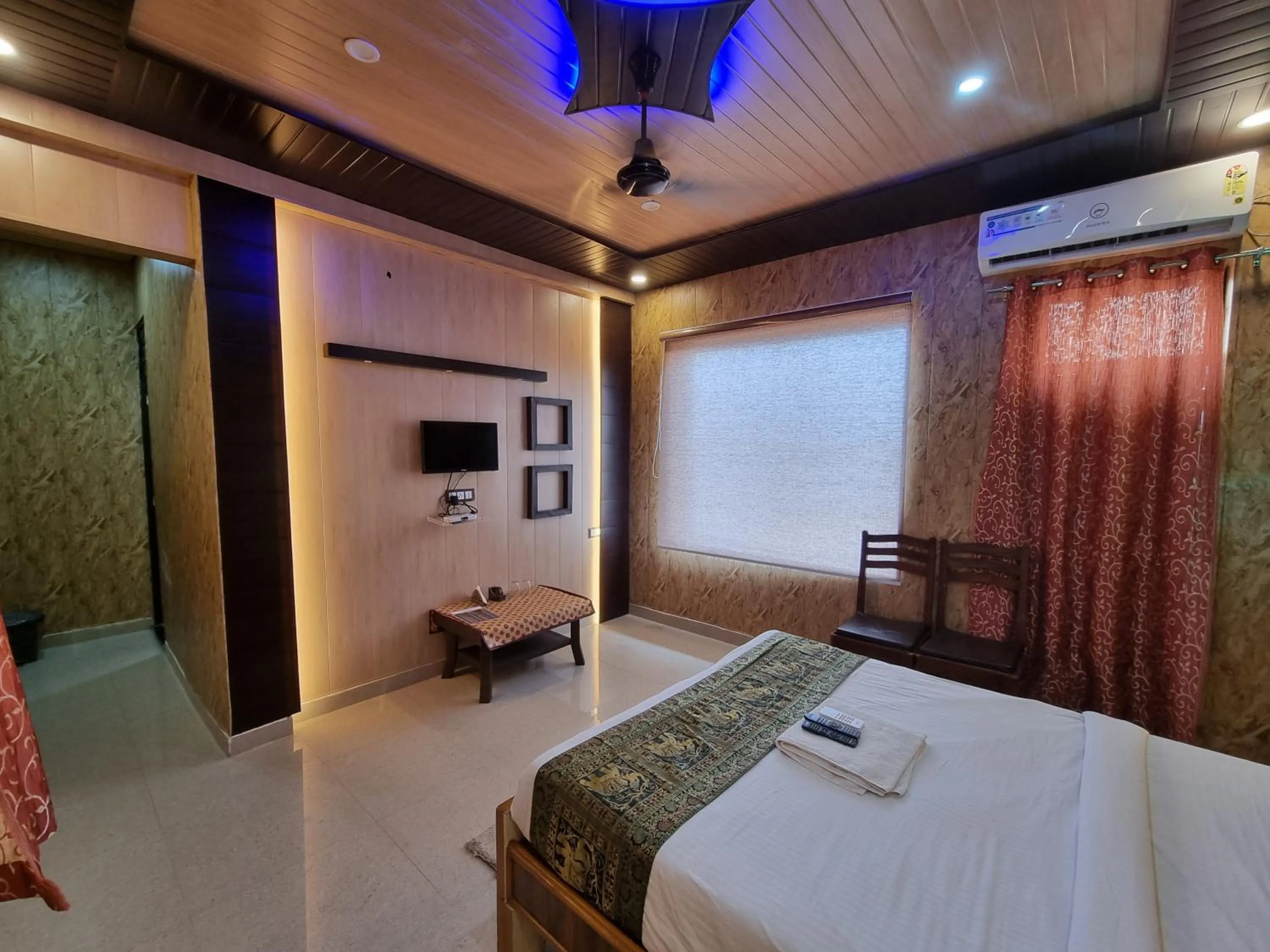 Property building, Bed in Bundeli Farm Resort & Banquet Orchha