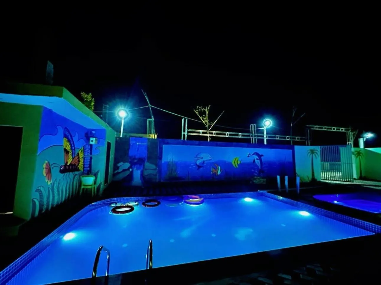 Swimming pool in Bundeli Farm Resort & Banquet Orchha
