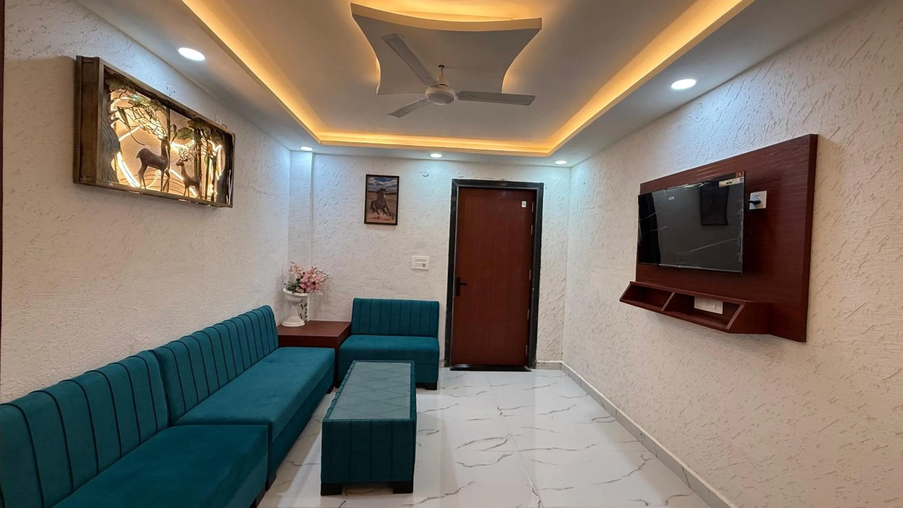 Communal lounge/ TV room in Bundeli Farm Resort & Banquet Orchha