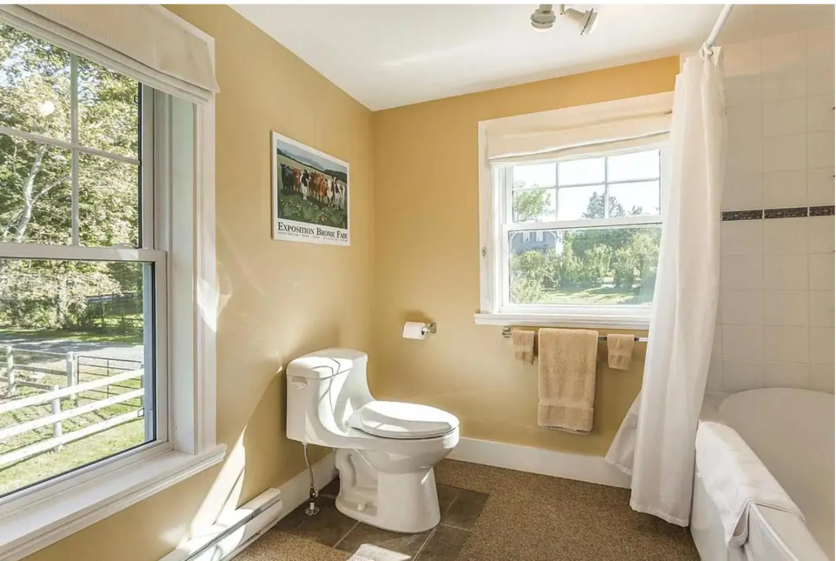 North House - Lovely Lac-Brome 3 Bedroom Lakefront Cottage