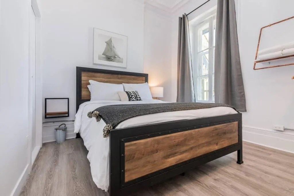 Bed in North House - Manoir des Remparts- Renovated 3 Bedroom Oasis