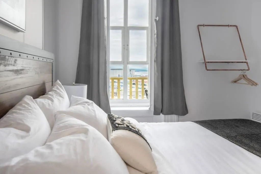 Bed in North House - Manoir des Remparts- Renovated 3 Bedroom Oasis