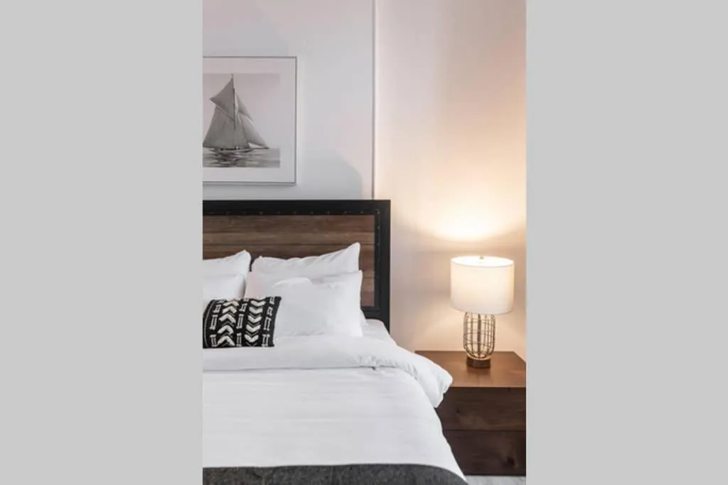 Bed in North House - Manoir des Remparts- Renovated 3 Bedroom Oasis