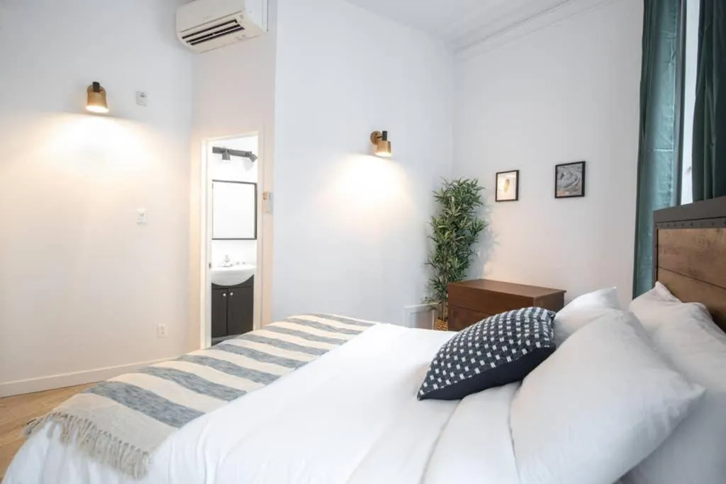 Bed in North House - Manoir des Remparts- Renovated 3 Bedroom Oasis