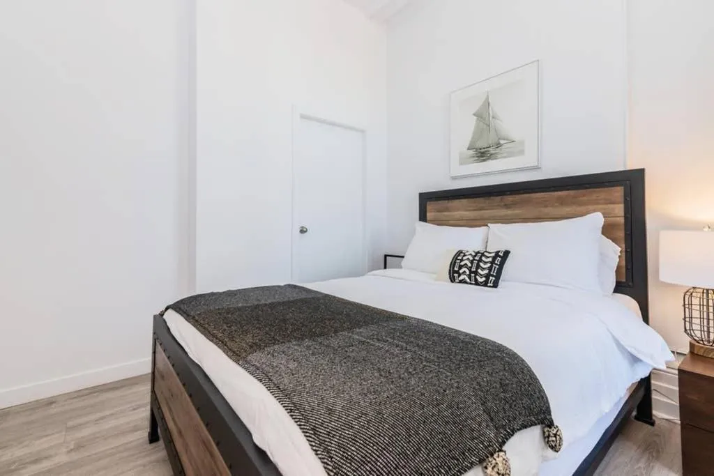 Bed in North House - Manoir des Remparts- Renovated 3 Bedroom Oasis
