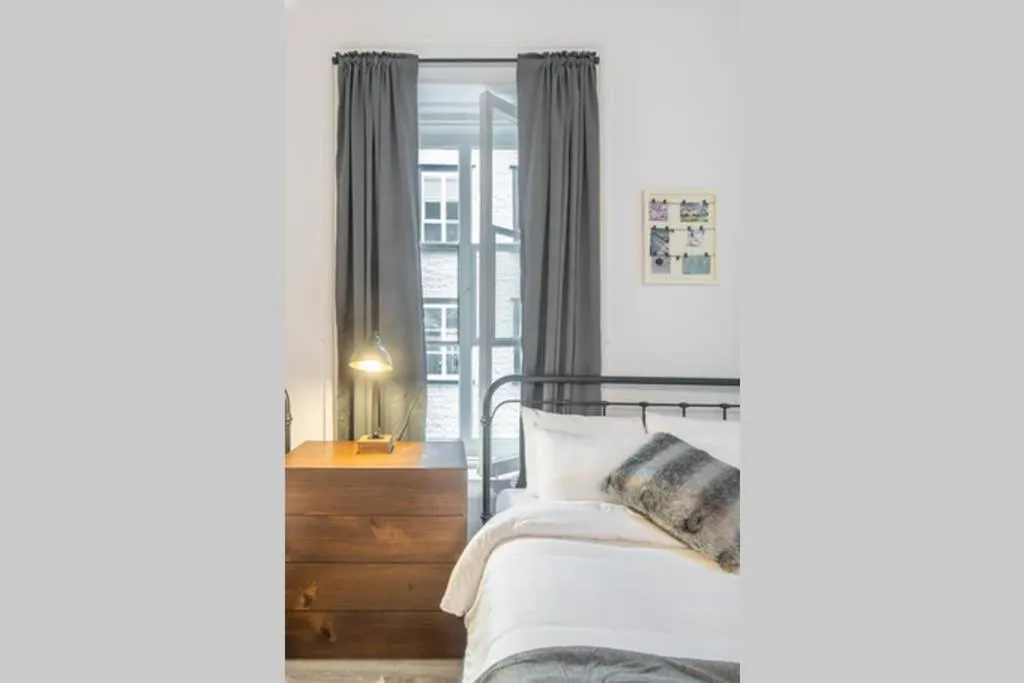 Bed in North House - Manoir des Remparts- Renovated 3 Bedroom Oasis
