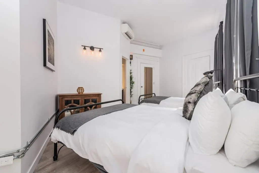 Bed in North House - Manoir des Remparts- Renovated 3 Bedroom Oasis