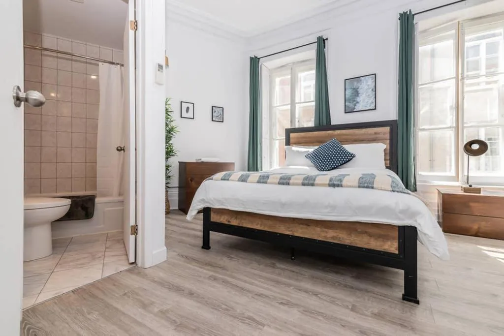Bed in North House - Manoir des Remparts- Renovated 3 Bedroom Oasis