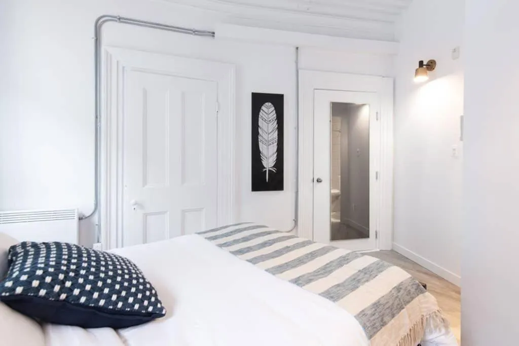 Bed in North House - Manoir des Remparts- Renovated 3 Bedroom Oasis