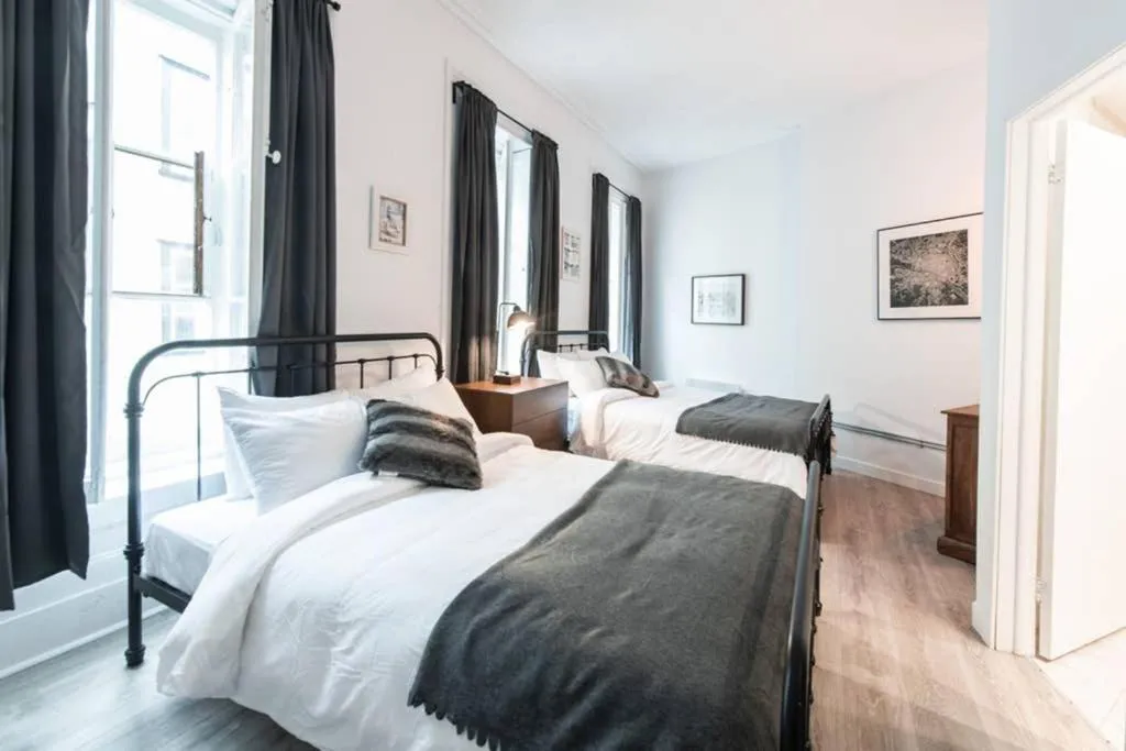 Bed in North House - Manoir des Remparts- Renovated 3 Bedroom Oasis