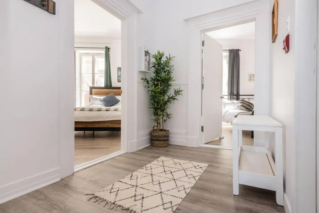 Bed in North House - Manoir des Remparts- Renovated 3 Bedroom Oasis