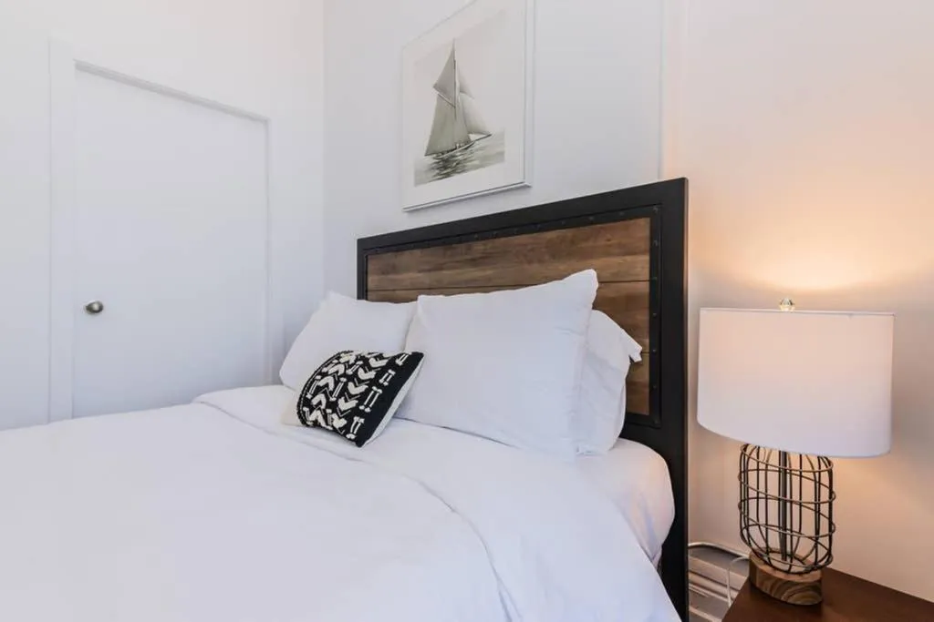 Bed in North House - Manoir des Remparts- Renovated 3 Bedroom Oasis