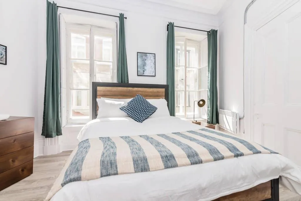 Bed in North House - Manoir des Remparts- Renovated 3 Bedroom Oasis