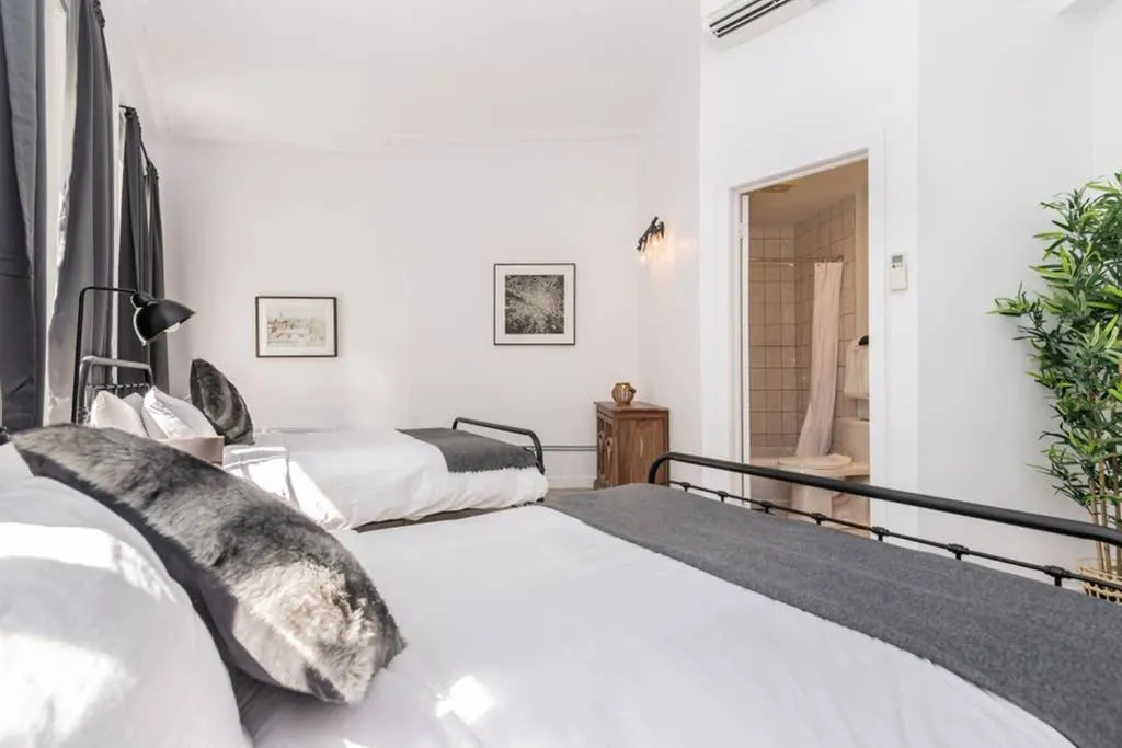 Bed in North House - Manoir des Remparts- Renovated 3 Bedroom Oasis