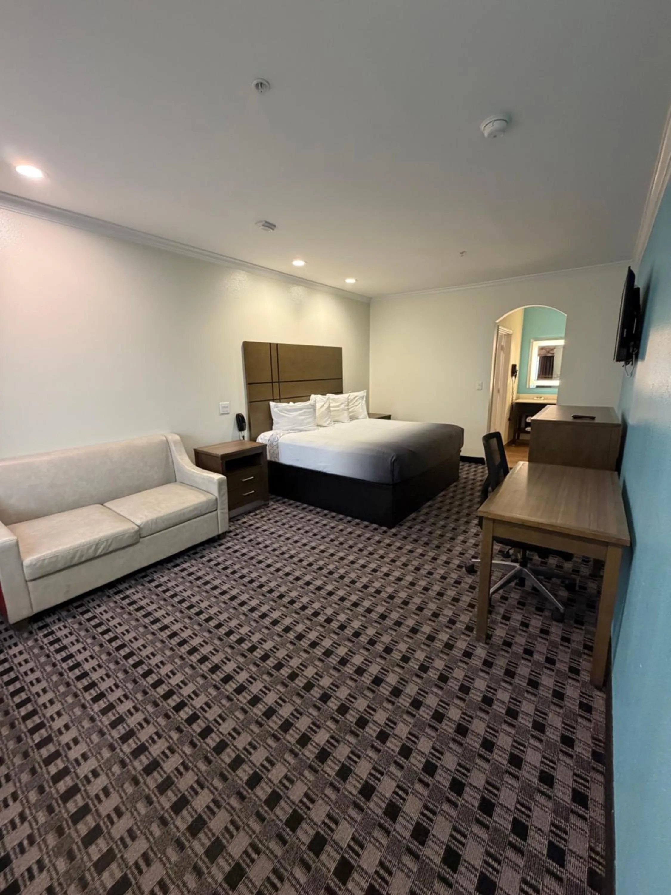 Bed in Crystal Inn & Suites IAH Humble