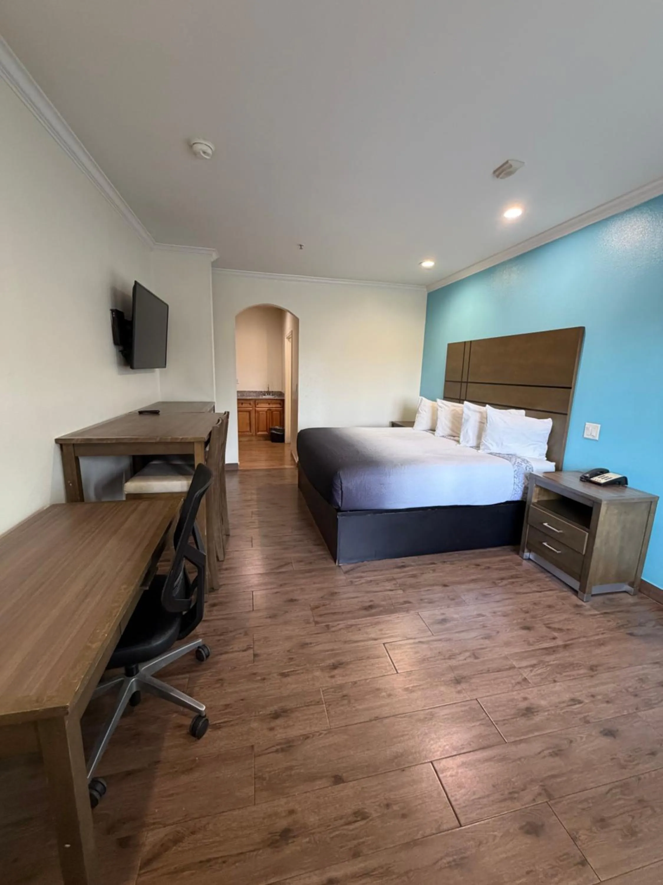 Bed in Crystal Inn & Suites IAH Humble