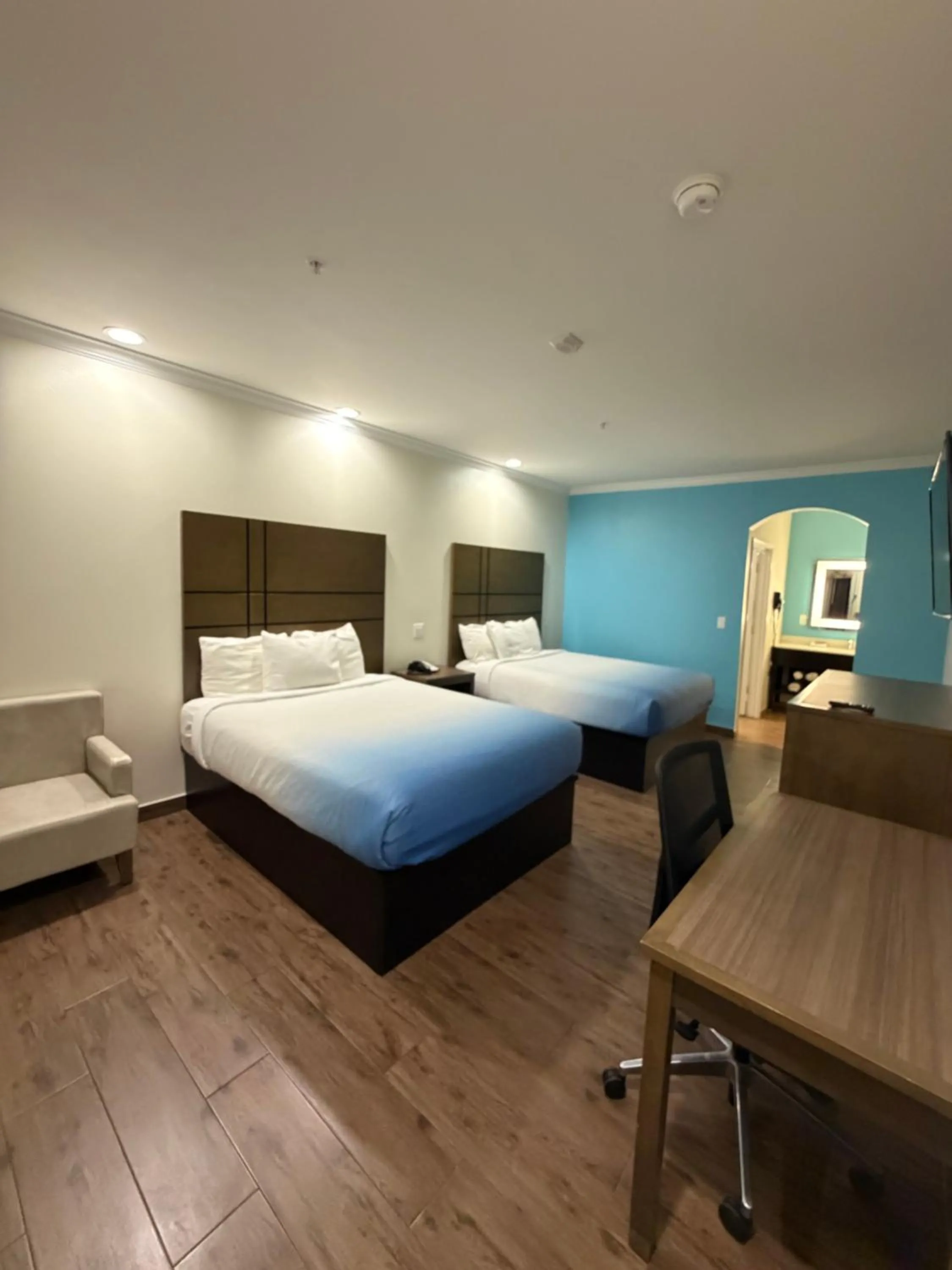 Bed in Crystal Inn & Suites IAH Humble