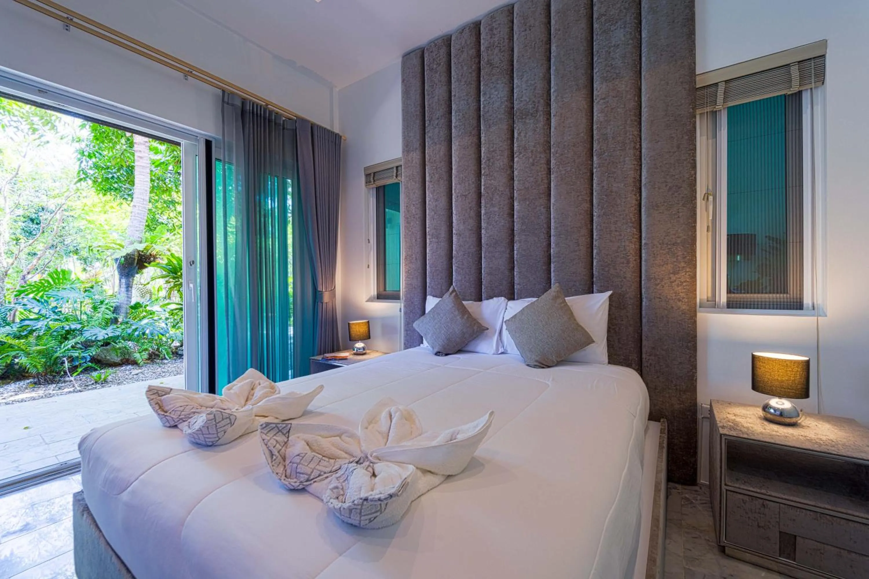 Bed in 6 Bedroom Luxury Villa on Golf Course PH125