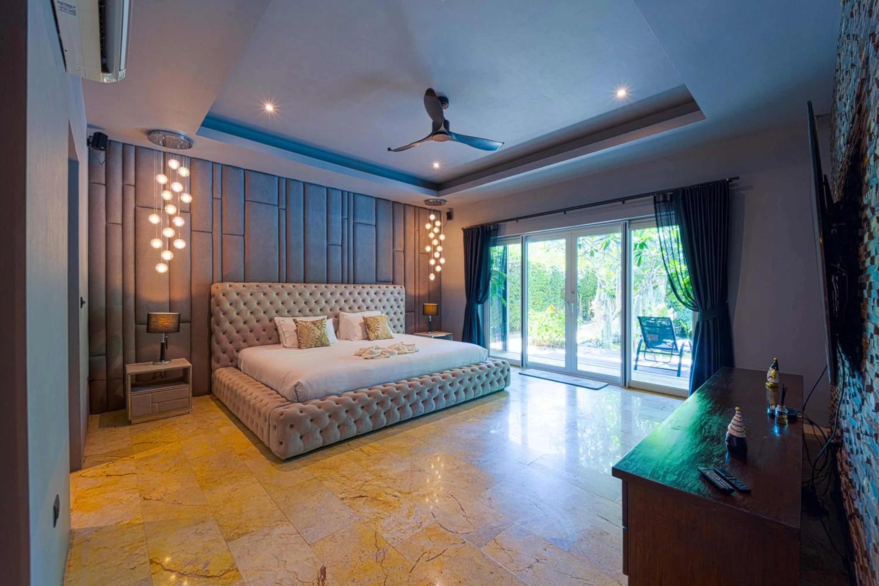 Bed in 6 Bedroom Luxury Villa on Golf Course PH125