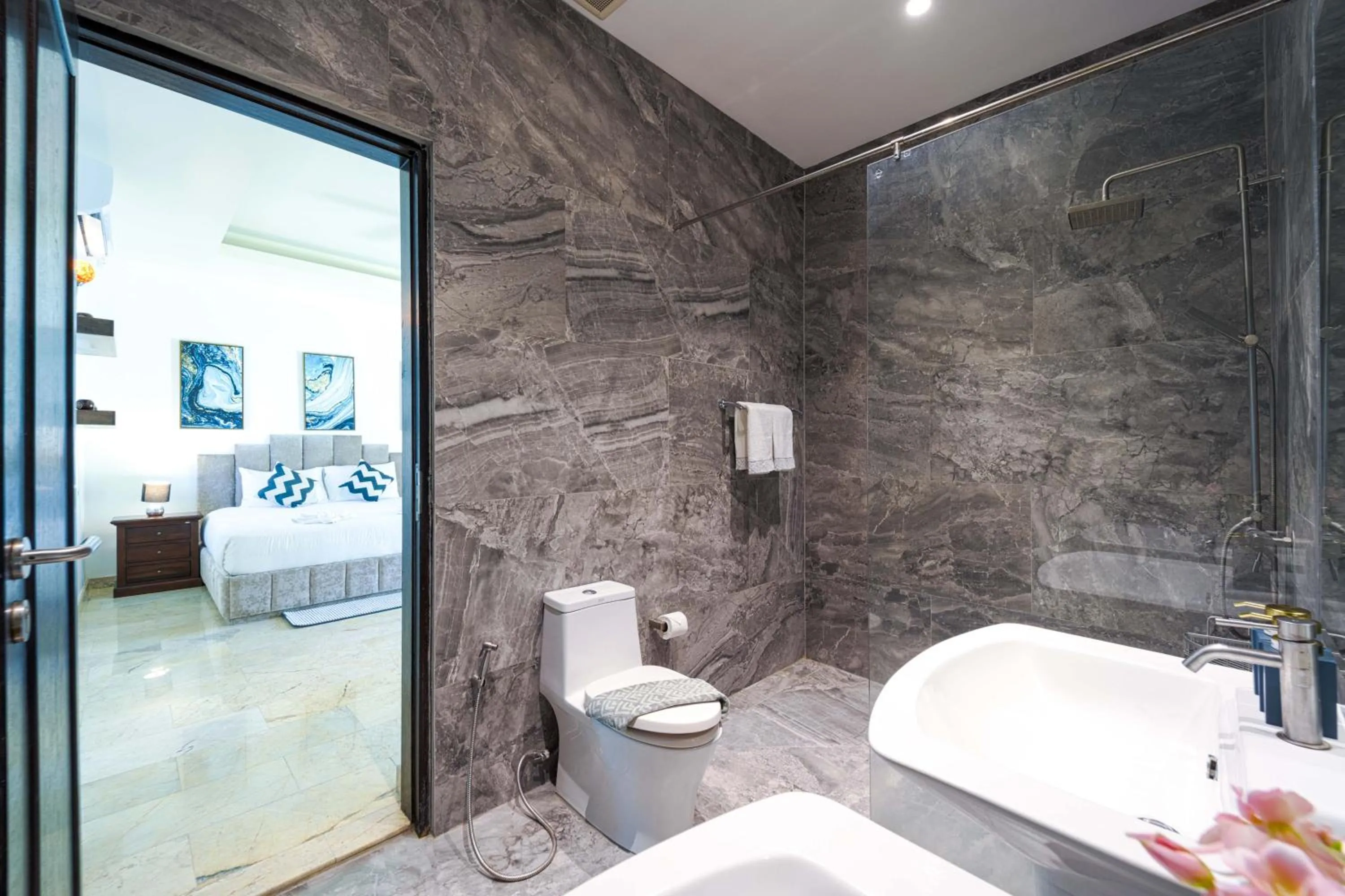 Bed in 6 Bedroom Luxury Villa on Golf Course PH125
