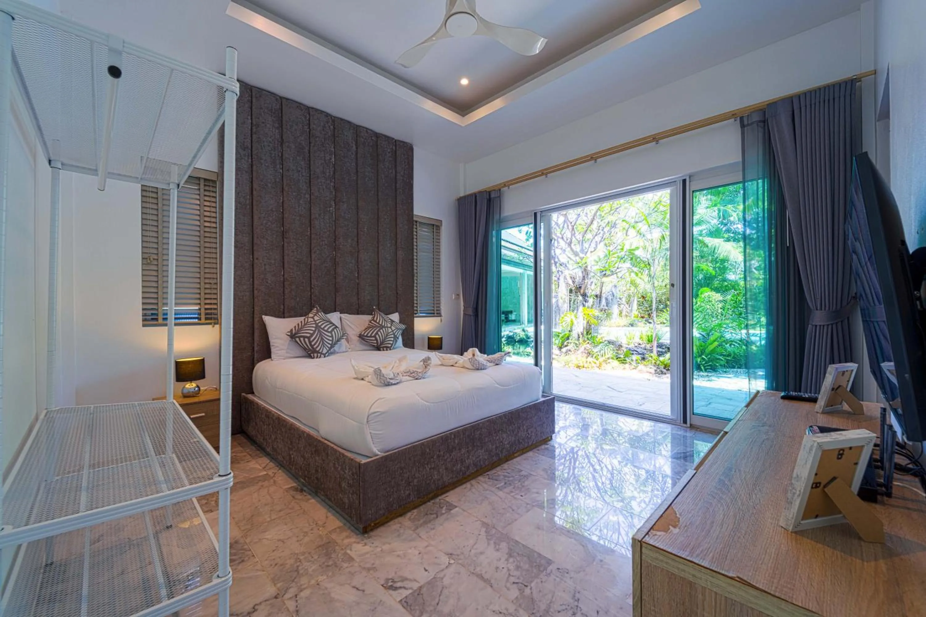 Bed in 6 Bedroom Luxury Villa on Golf Course PH125