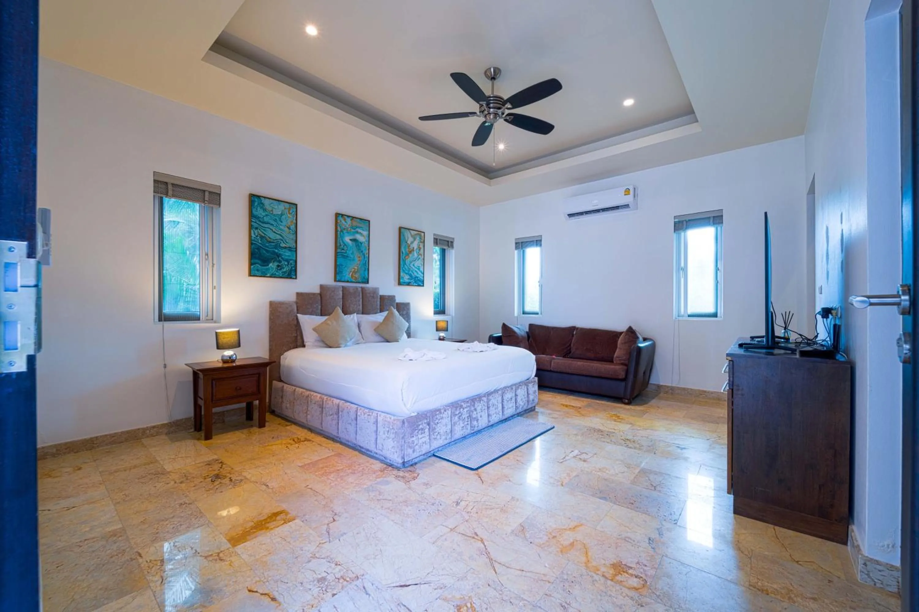 Bed in 6 Bedroom Luxury Villa on Golf Course PH125