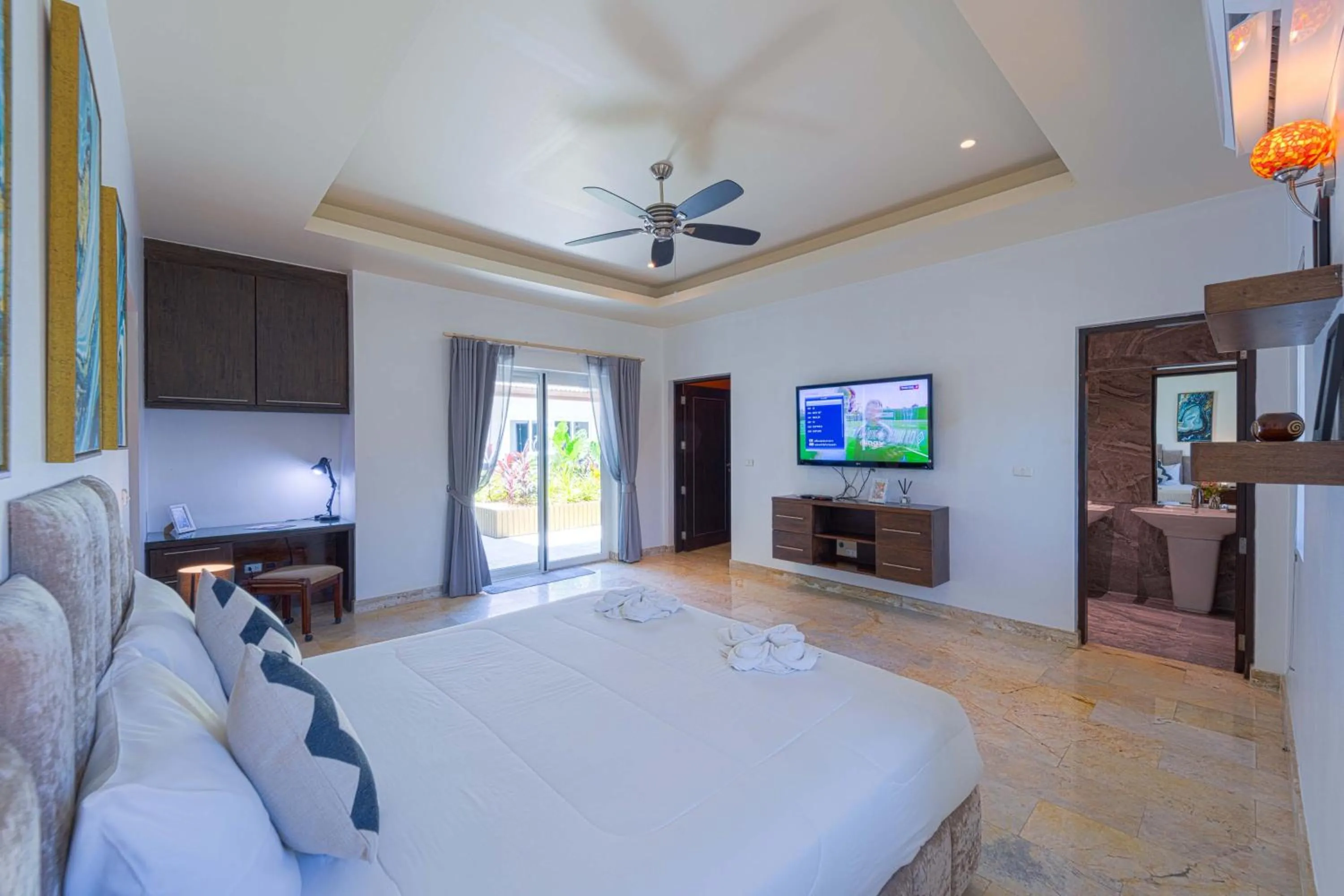 Bed in 6 Bedroom Luxury Villa on Golf Course PH125